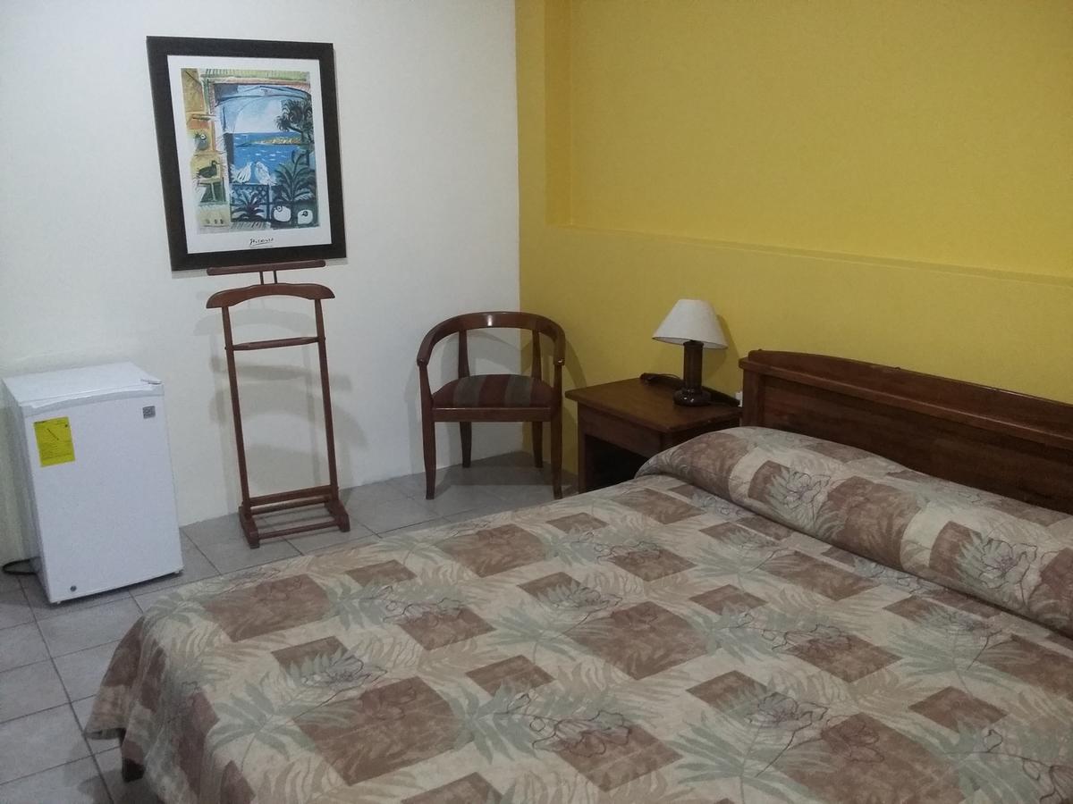 Hostal Solar Del Puerto Machala Exteriör bild